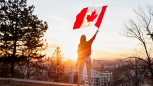 Mulher segurando a bandeira do Canadá no alto